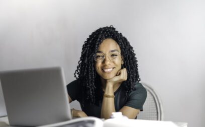 lady sitting at a desk with her laptop
